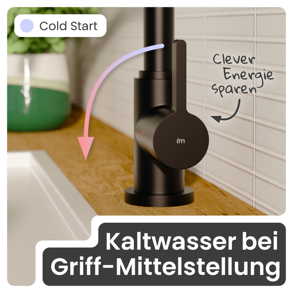 Schwarze Küchenarmatur mit Cold-Start-Funktion: Kaltwasser bei Griff-Mittelstellung zum Energiesparen.