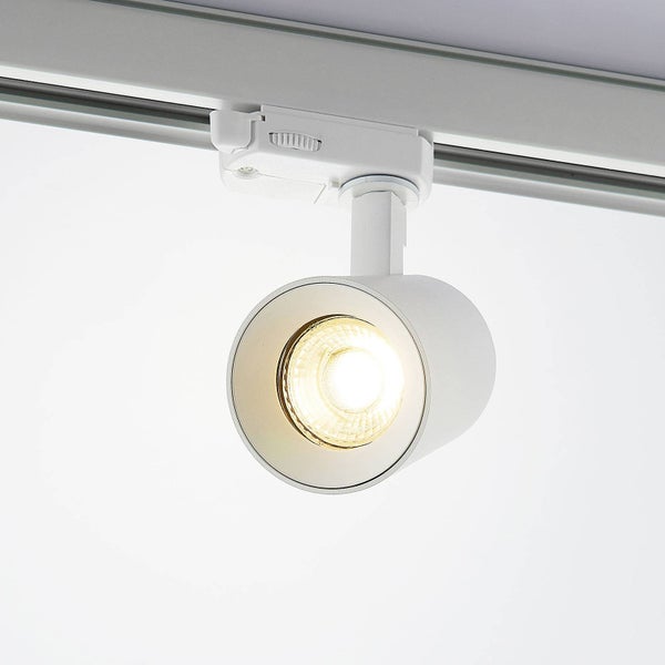 Auf einem Schienensystem montierter, runder, weisser LED-Strahler