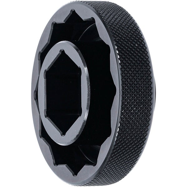 Möbelscharnier an einer Holztür befestigt