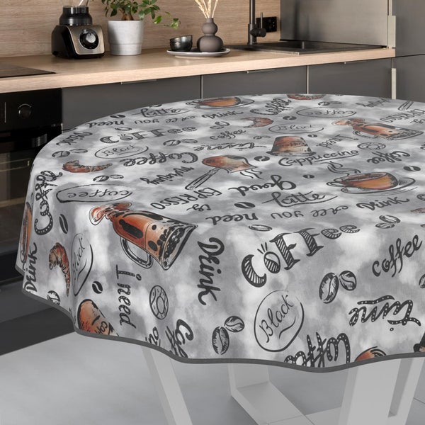 Runde Tischdecke mit Kaffee-Motiven wie Tassen, Bohnen und Schriftzügen in einer Küche.