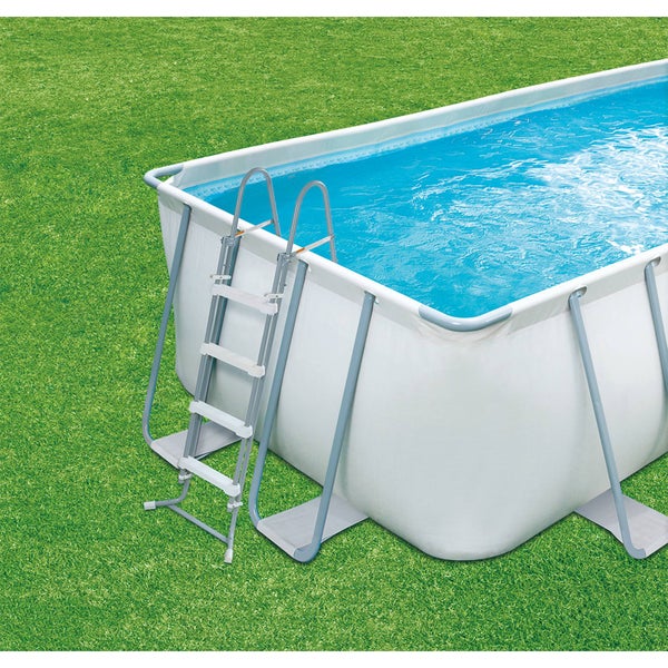 Rechteckiger Pool mit Leiter auf einer Rasenfläche