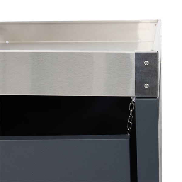 Detailansicht eines Metallschranks mit Befestigungselementen