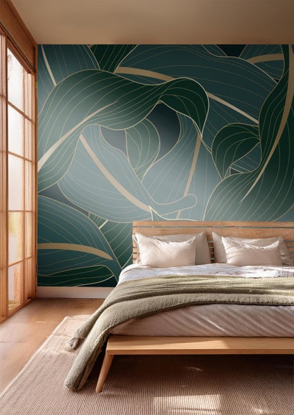 Schlafzimmer mit gemusterten Tapeten, Bett und Teppich für eine angenehme Atmosphäre.