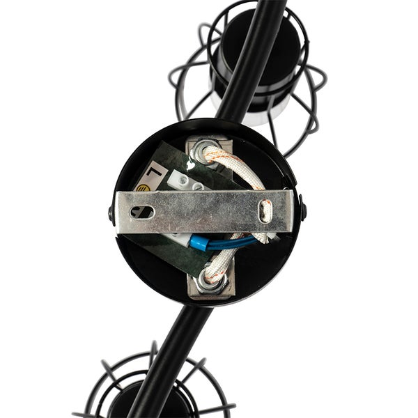 Detailansicht einer Deckenleuchte mit offenem Lampenkäfig aus Metall