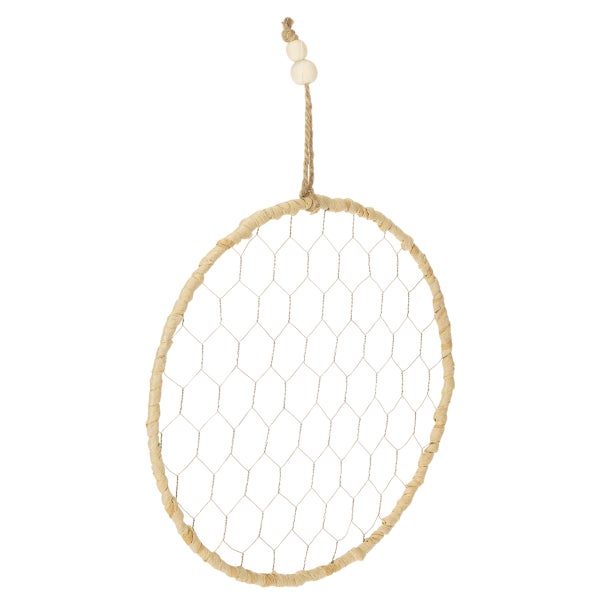 Dekorative Hängedeko aus naturfaserumwickeltem Ring mit sechseckigem Drahtgeflecht und Holzperlen.