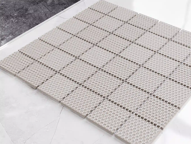 Runde Mosaikfliesen auf Netz, quadratische Matten für Wand und Boden.