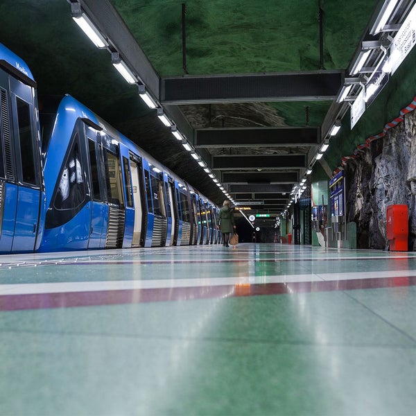 Eine U-Bahn an einer Haltestelle.