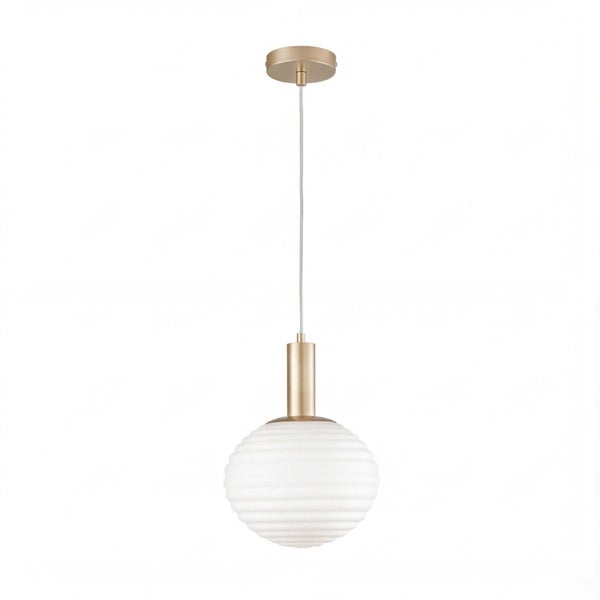 Hängeleuchte mit goldfarbenem Metallbaldachin und geripptem, weißem Glasschirm in Kugelform.