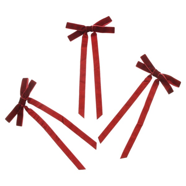 Drei dekorative Schleifen aus Samtstoff als Weihnachtsbaumschmuck oder Geschenkdekoration.