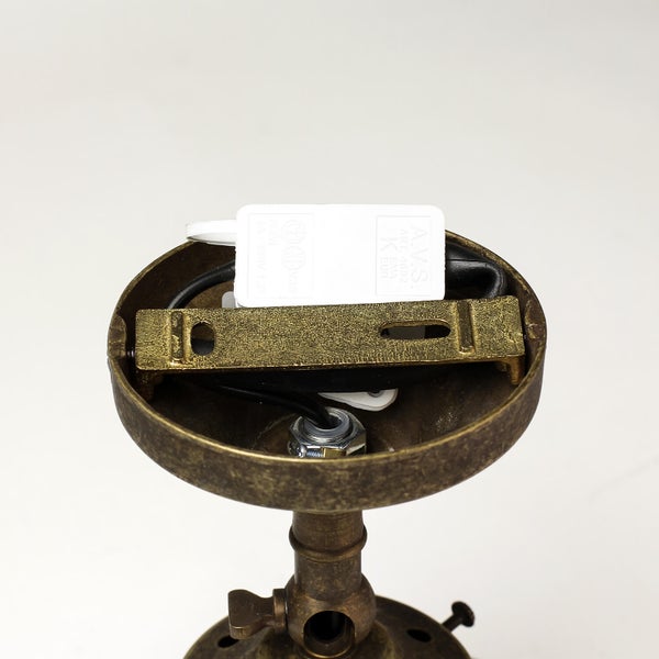 Detailansicht einer Deckenleuchte mit Kabeln und Montagevorrichtung