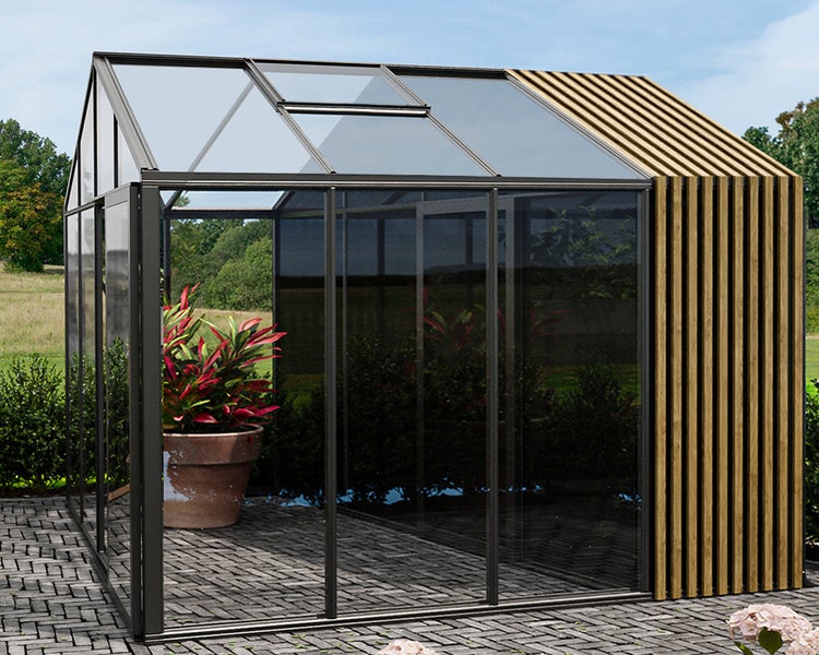 Modernes Gewächshaus mit Glasfront, schwarzem Metallrahmen und einer Seitenwand aus vertikalen Holzlatten.