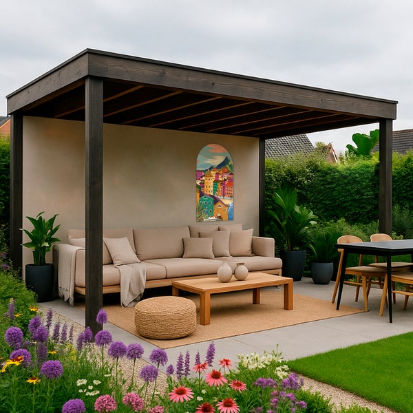 Überdachte Terrasse mit Gartenmöbeln, Dekoration und blühenden Pflanzen