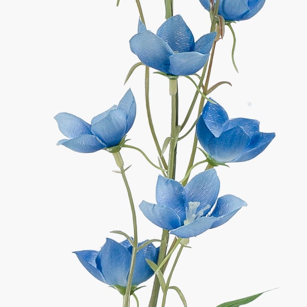 Künstlicher Blütenzweig mit blauen Glockenblumen und grünen Blättern.