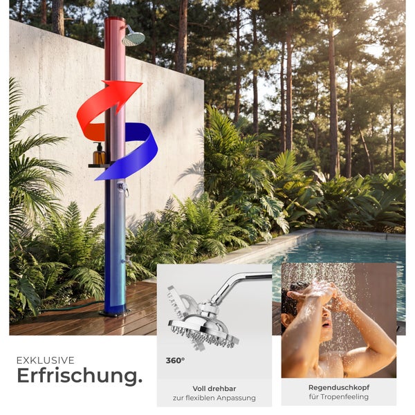 Solar-Gartendusche am Pool mit 360 Grad drehbarem Regenduschkopf und Fußbrause in einer Gartenlandschaft.