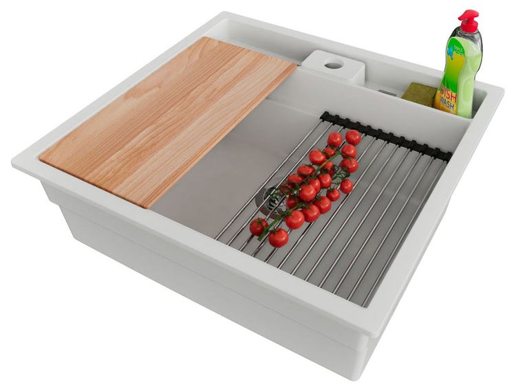 Spülbecken mit Abtropfgitter, Schneidebrett, Spülmittel und Tomaten