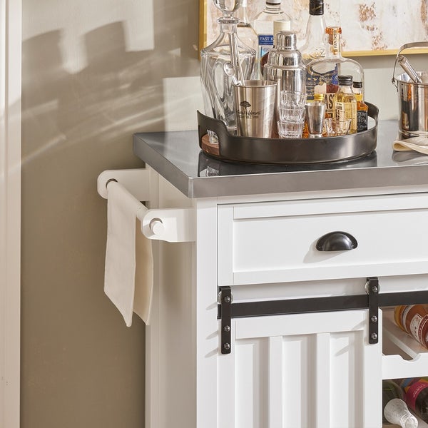 Detailansicht eines weißen Küchenwagens mit Schublade, Handtuchhalter, Schiebetür und Ablage für Flaschen