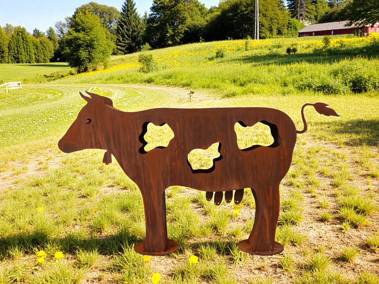 Gartenfigur Kuh aus Metall mit Edelrost Patina als Dekoration für den Garten