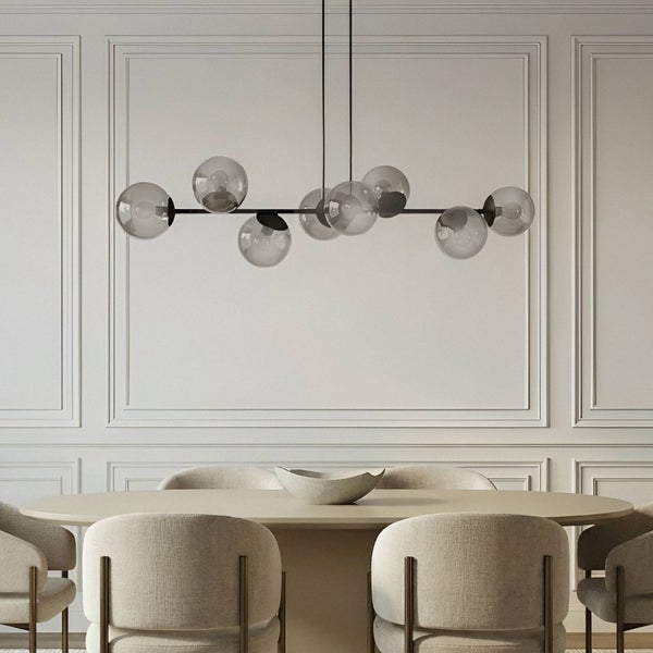 Pendelleuchte mit runden Glaskugeln über Esstisch und Stühlen