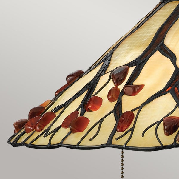 Nahaufnahme einer Tiffany-Hängelampe mit Steindekor