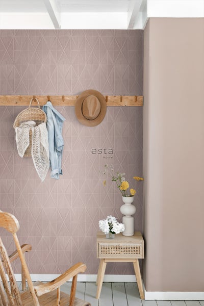 Wohnraum mit gemusterter Tapete, Garderobe mit Accessoires und kleinem Beistelltisch mit Dekoration