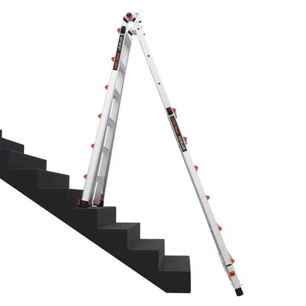 Little Giant Gelenkleiter Leveler aus Aluminium auf einer Treppe mit unterschiedlich langen Schenkeln.