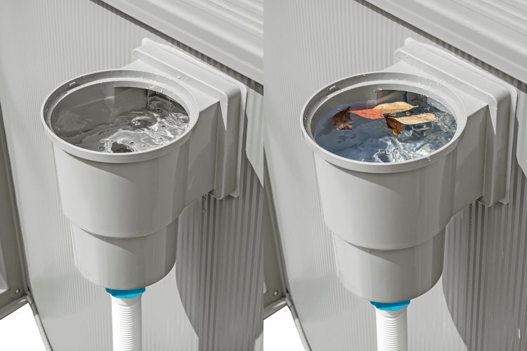 Einhängeskimmer an einer Poolwand zur Reinigung der Wasseroberfläche, Darstellung mit klarem Wasser und schwimmenden Blättern.