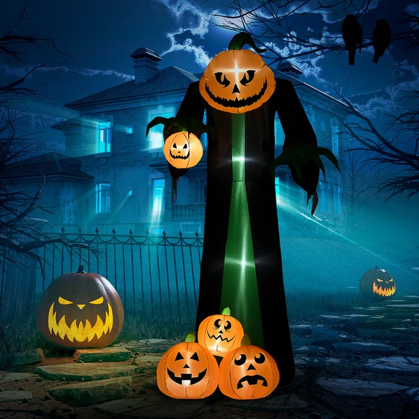 Halloween-Dekoration mit Kürbismann und beleuchteten Kürbissen vor einem Haus