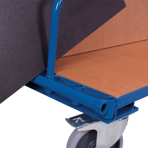Detailaufnahme eines Transportwagens mit Holzplatte und Rollen