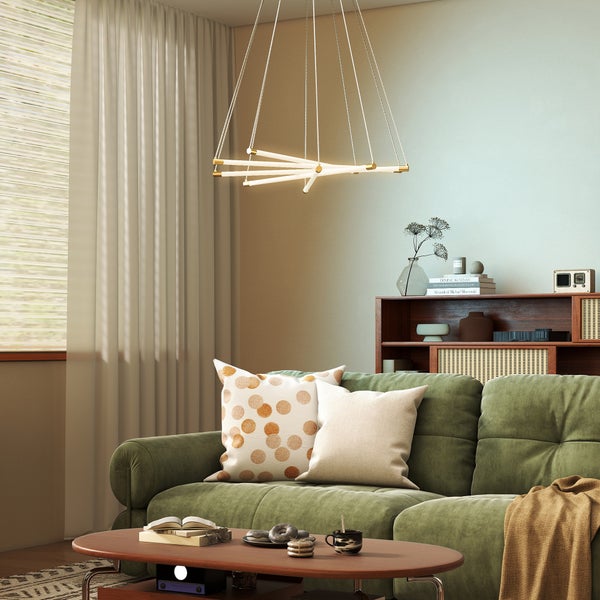 Moderne LED-Pendelleuchte im Esszimmer über einem runden Holztisch, im Hintergrund ein Fenster mit Jalousien und ein Sideboard aus Holz.