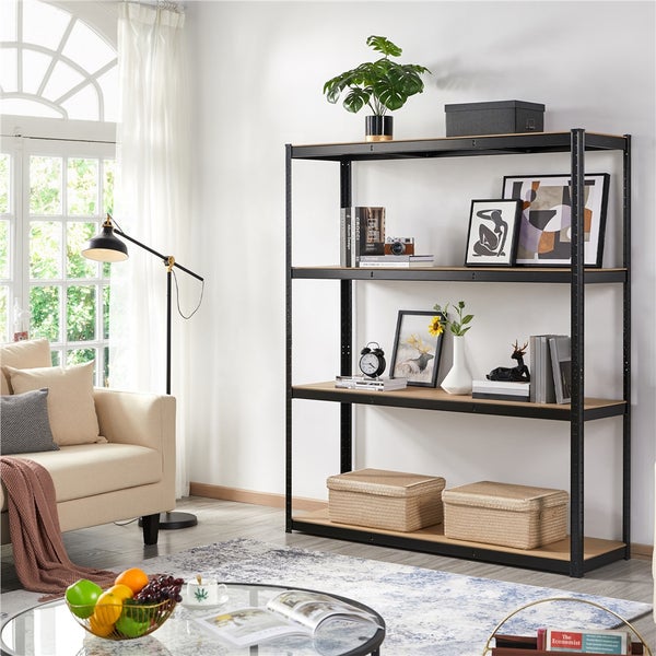 Schwarzes Metallregal mit vier Holzböden in einem hellen, modern eingerichteten Wohnzimmer mit Sofa und Teppich.