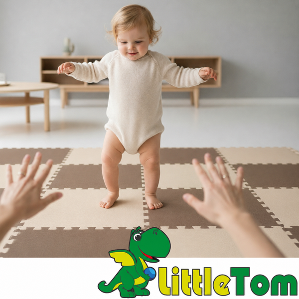 Kleinkind lernt laufen auf einer quadratischen Spielmatte im Kinderzimmer mit Little Tom Logo