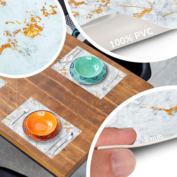 Tischsets mit weißem Marmor- und Goldmuster auf einem Holztisch, 2 Millimeter dick, aus 100 Prozent PVC.