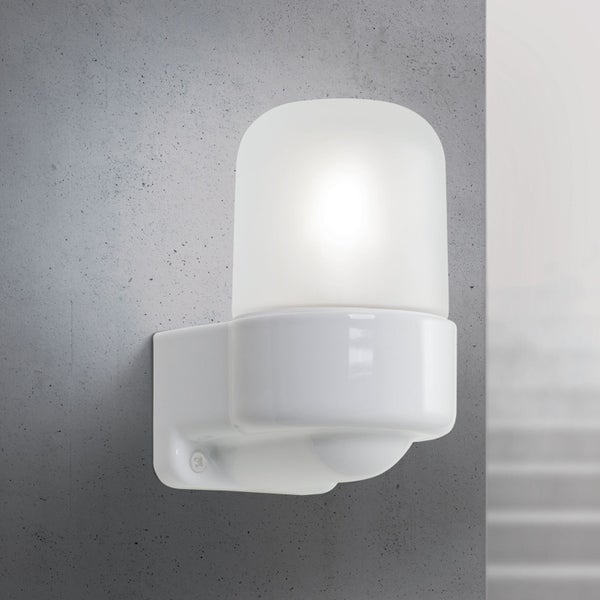 Moderne Wandleuchte aus Keramik mit mattem Glasschirm montiert an einer Betonwand