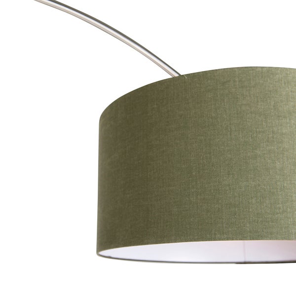 Nahaufnahme einer Stehlampe mit einem Lampenschirm aus Stoff und einem gebogenen Metallgestell.