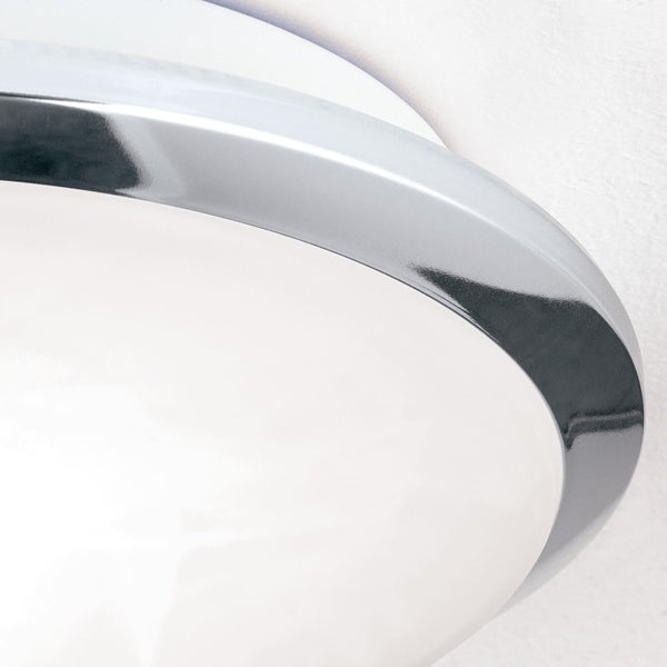 Fenster mit weißem, transparentem Kurzstore mit Lochmuster und Blumenmuster