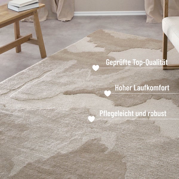 Moderner gemusterter Teppich in einem hellen Raum mit Holzmöbeln. Er ist hochwertig, bietet hohen Laufkomfort, ist pflegeleicht und robust.