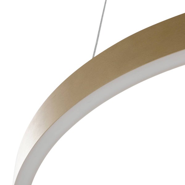 Nahaufnahme einer modernen LED-Pendelleuchte mit ringförmigem Metallrahmen in gebürsteter Optik und weißem Lichtdiffusor.