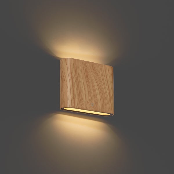 Wandleuchte aus Holz mit Lichtaustritt nach oben und unten.