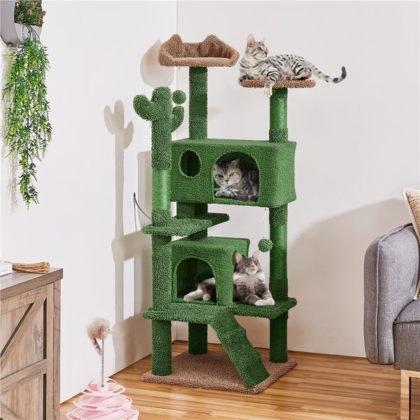 Mehrstöckiger Katzenkratzbaum mit Liegeflächen und Katzenhöhlen, mit drei Katzen