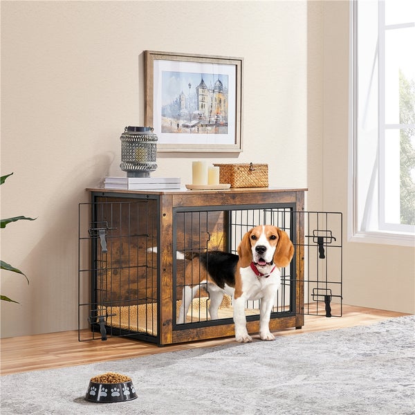 Hund in Hundeboxmöbel mit Metallgitter und Holzelementen im Wohnzimmer