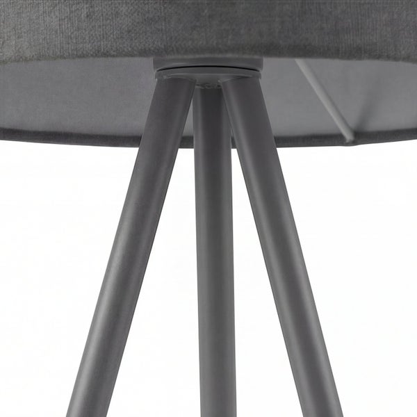 Detailaufnahme einer Stehlampe mit Stoffschirm und dreibeinigem Gestell