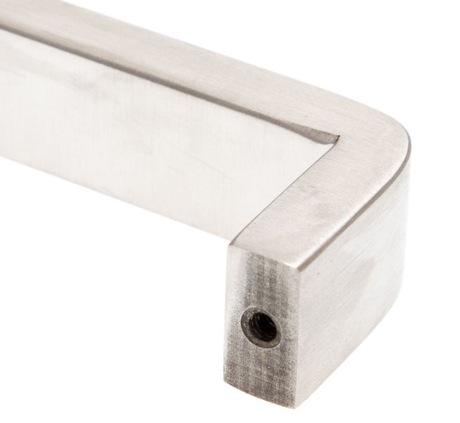 Detailansicht eines Möbelgriffs aus Edelstahl