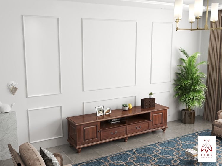 Wohnzimmer mit Holzfernsehtisch, Zimmerpflanze und Teppich