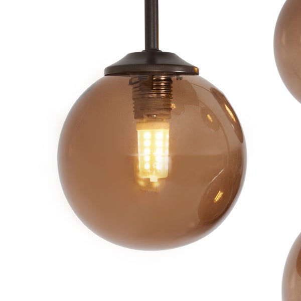 Nahaufnahme einer Pendelleuchte mit rundem Glasschirm und LED-Leuchtmittel