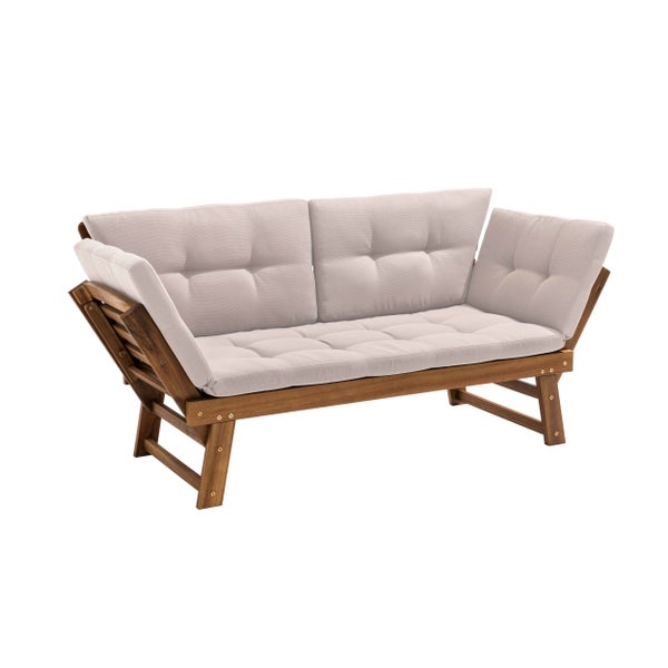 Gartensofa aus Holz mit hellen Polstern auf einer Holzterrasse im Garten, dekoriert mit einer Decke und einer Zeitschrift.