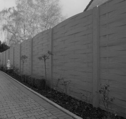 Lange Sicht auf einen Gartenzaun aus Beton