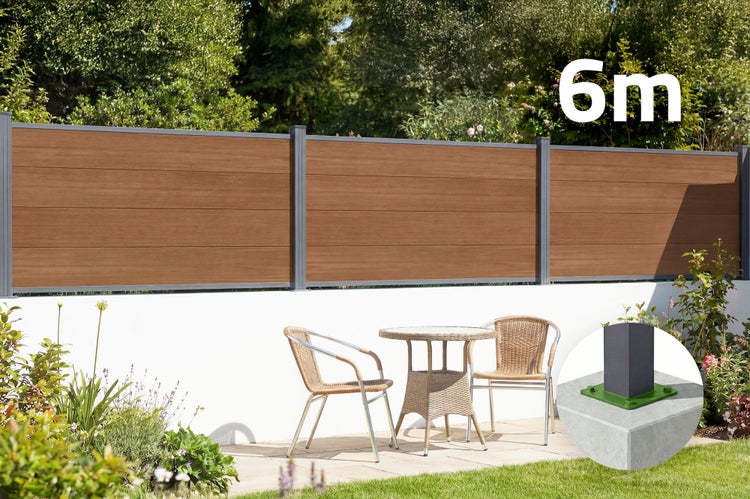 6 Meter langer Sichtschutzzaun für den Garten mit braunen Paneelen in Holzoptik und grauen Metallpfosten, montiert auf einer weißen Mauer.