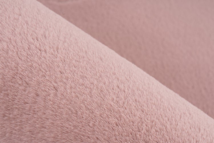 Nahaufnahme der weichen und dichten Textur eines Kunstfell Stoffes