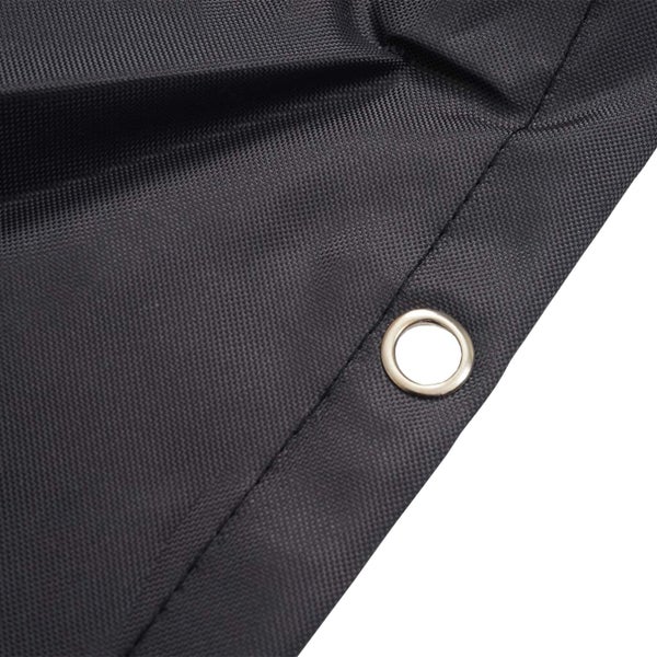 Detailaufnahme einer schwarzen Abdeckung mit Öse zur Befestigung