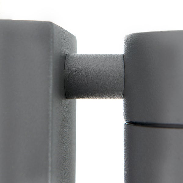 Detailansicht eines Verbindungselements einer Wandleuchte aus anthrazitfarbenem, strukturiertem Metall.